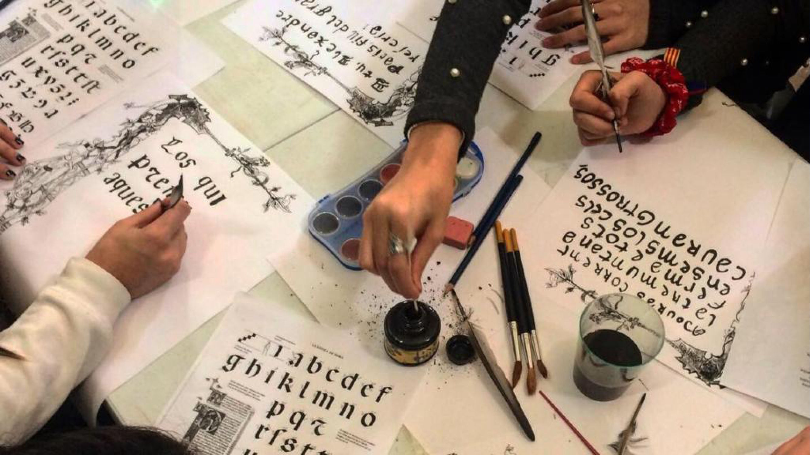 Secretos de los monjes: caligrafía medieval para pequeños exploradores